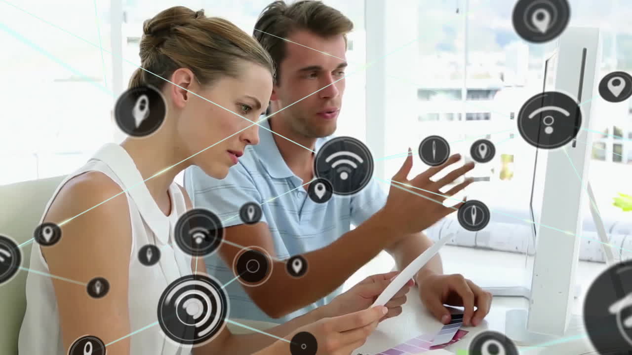 animación de la red de conexiones con iconos wifi sobre diversas personas de negocios en la oficina