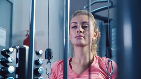 Retrato-De-Una-Mujer-Atractiva-Entrena-En-Un-Gimnasio-3