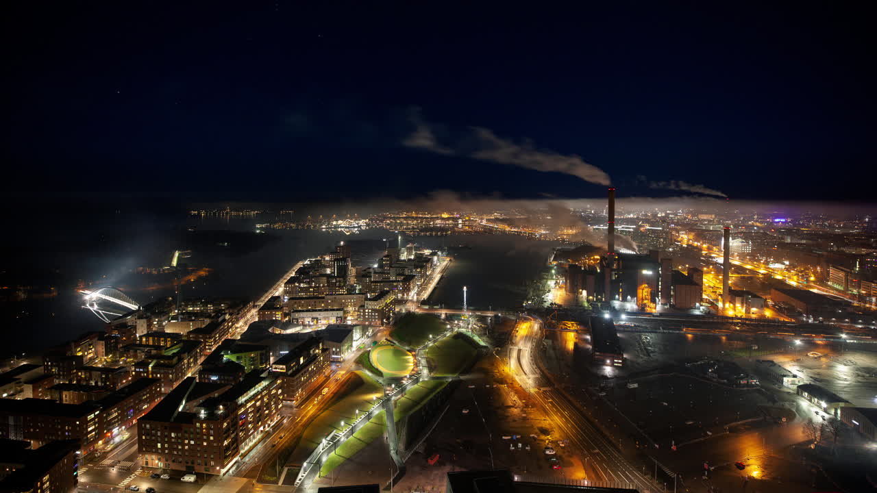 Lapso de tiempo de fuegos artificiales y niebla en la víspera de Año Nuevo en la iluminada Helsinki, Finlandia