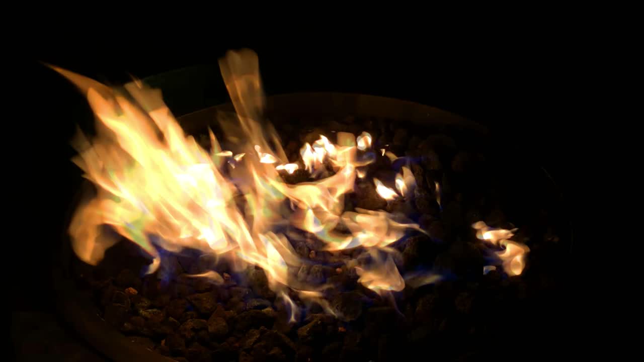 4k 30fps 슬로우 모션으로 불이 깜박이고 춤을 춥니다.