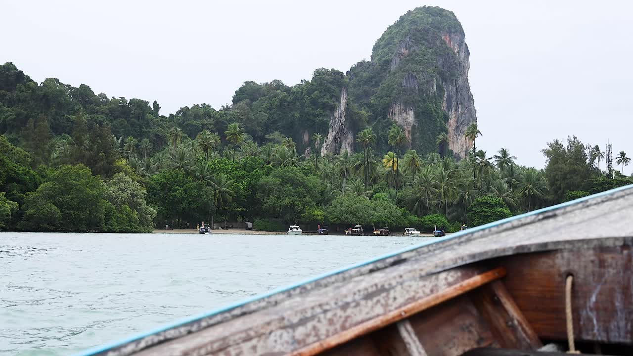 아름다운 보트 타기: 울창한 절벽과 바다를 지나