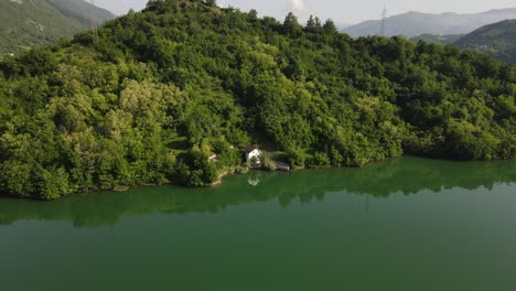 Vista-Aérea-Por-Drones-Del-Río-Neretva-Que-Fluye-A-Través-De-Las-Montañas-Vista-Del-Fértil-Río-Que-Alimenta-Jablanica-Vista-Del-Río-Que-Fluye-A-Través-De-Un-Bosque-Verde-En-Bosnia-Y-Herzegovina