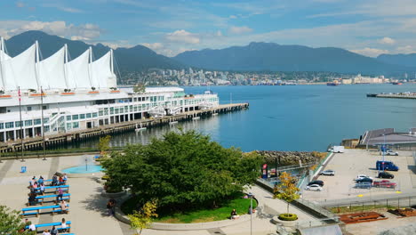 Canada-Place-Y-Terminal-De-Autobuses-Marítimos-En-El-Paseo-Marítimo-De-Entrada-De-Burrard-En-Vancouver,-Columbia-Británica,-Canadá