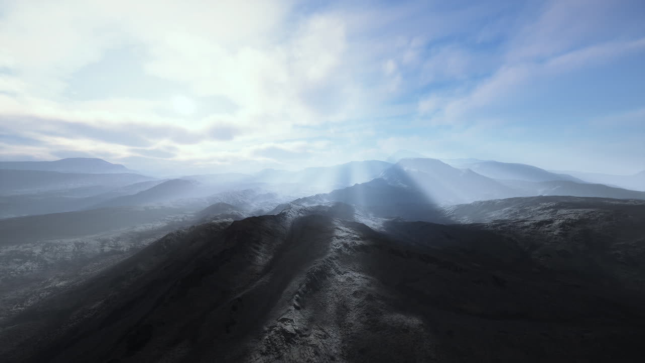 cadenas alpinas envueltas en la niebla de la mañana