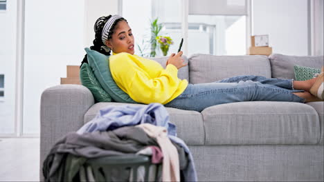 Faul,-Telefon-Und-Frau-Haben-Es-Satt,-Wäsche-Auf-Einer-Couch-Zu-Waschen