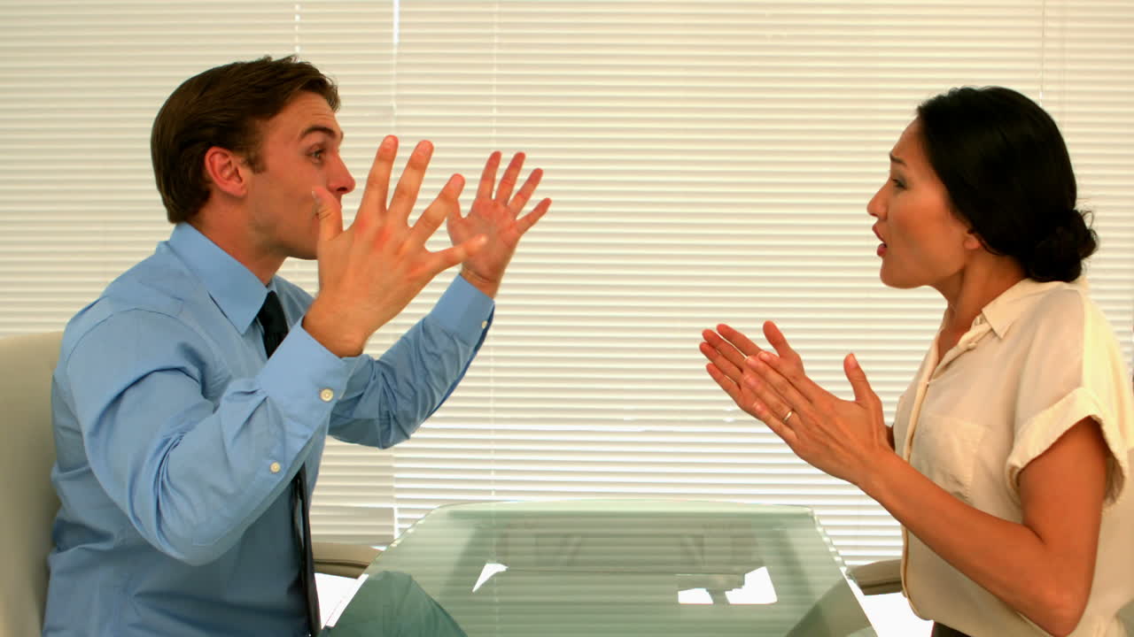 사업 파트너 들 이 논쟁 을 벌이고 있다