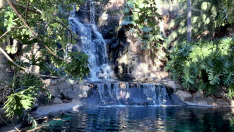 impresionante cascada que desemboca en un estanque verde y tranquilo, toowoomba queensland