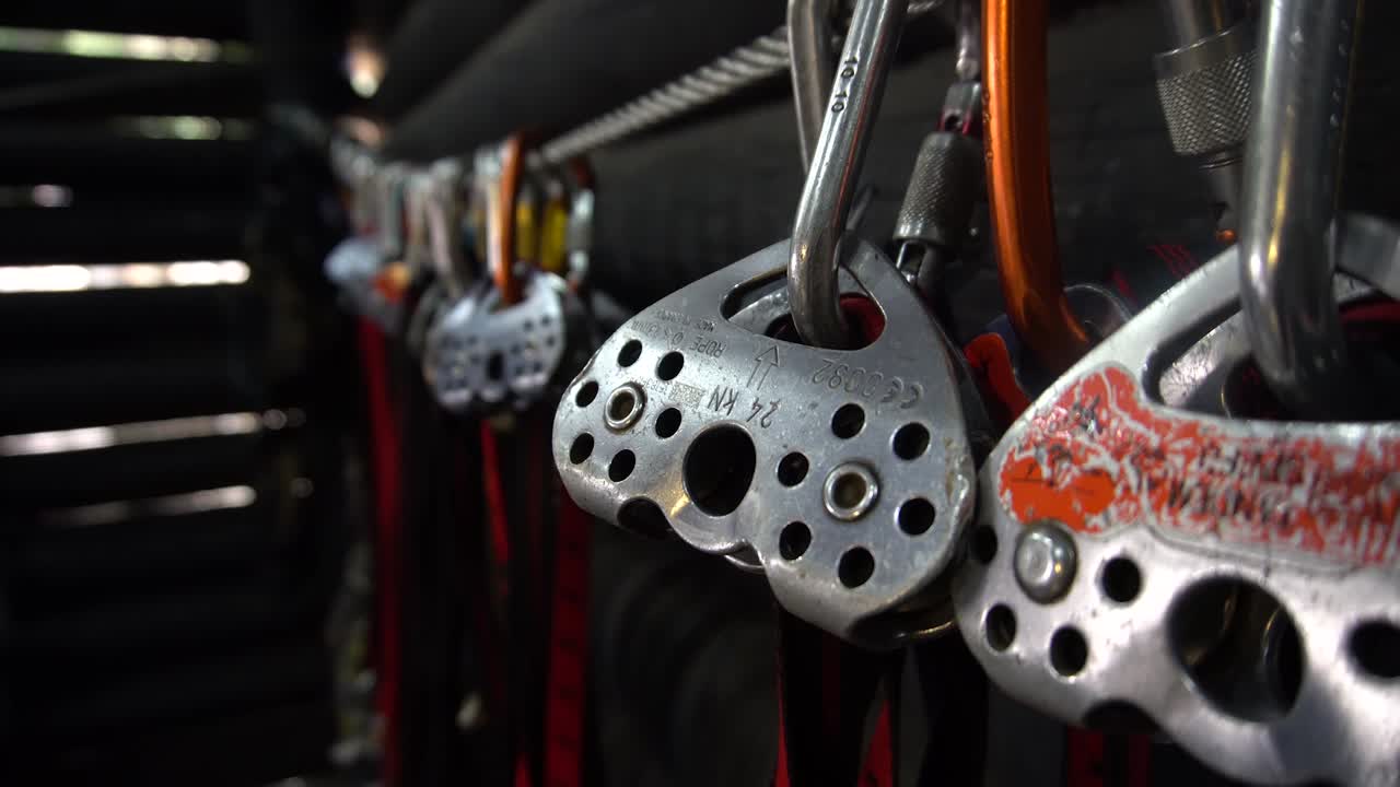 крупным планом оборудование для зип-лайна