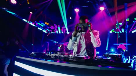 actuación de dj en un club nocturno