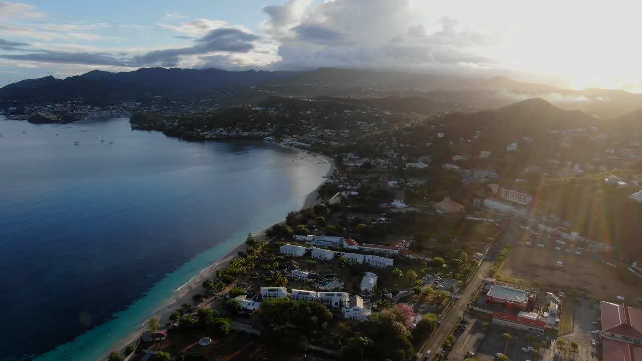 el atardecer en la playa del caribe en granada, establecedor aéreo
