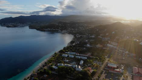 Puesta-De-Sol-En-La-Playa-Caribeña-En-Granada,-Establecimiento-Aéreo