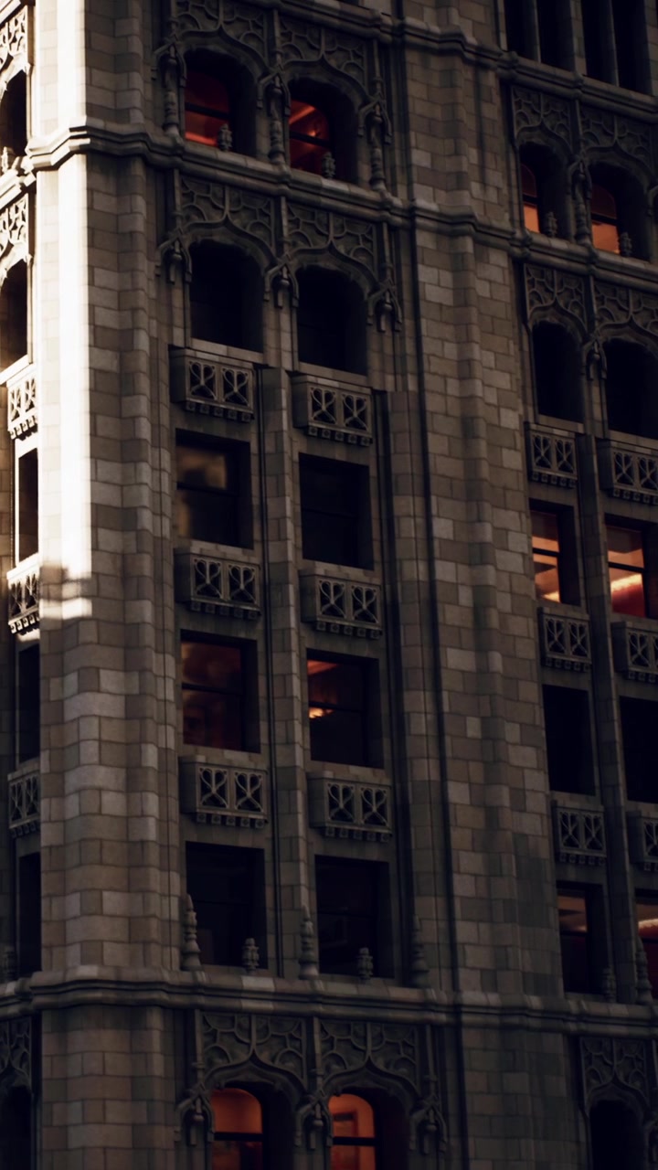 L'esterno di un edificio mostra finestre illuminate durante le ore serali in città.