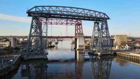 Luftaufnahme,-Die-Rote-Brücke-Nicolás-Avellaneda-Mit-Verkehr,-Historischer-Transporterbrücke-Und-Autobahn-La-Plata-In-Buenos-Aires,-Argentinien-Zeigt