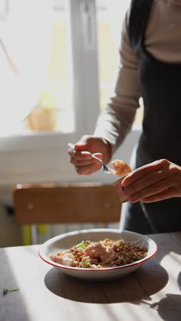 preparación de la ensalada de atún