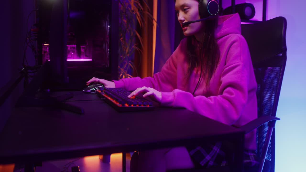 Donna che gioca ai videogiochi in una stanza illuminata al neon