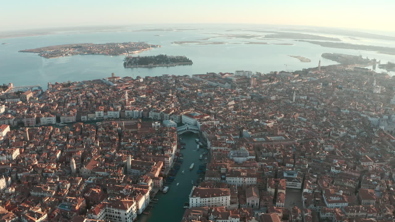 Bred oversigt af Ponte di Rialto-broen i Venedig ved solopgang, optaget med drone