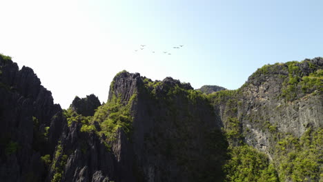 Toma-Aérea-Espectacular-Sobre-Los-Acantilados-De-Piedra-Caliza-De-Palawan,-Filipinas