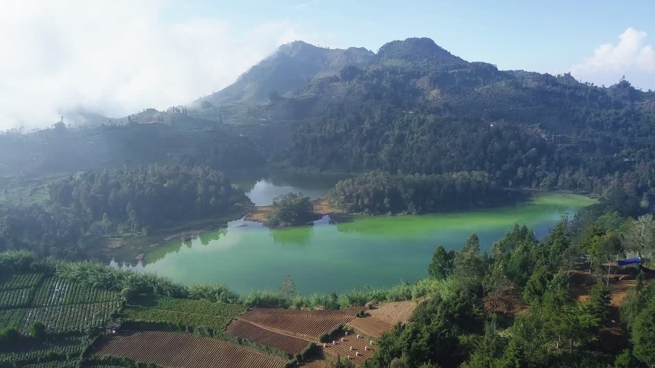 vista aérea del lago telaga warna en el parque dieng, java central, indonesia durante el día soleado