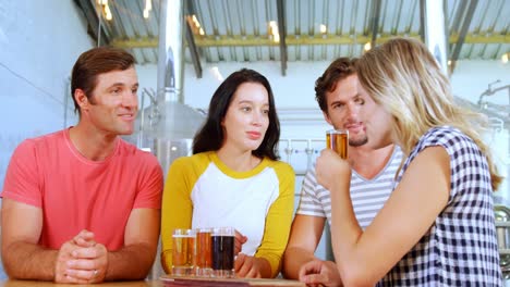 amigos tomando un vaso de cerveza en la fábrica de cerveza 4k
