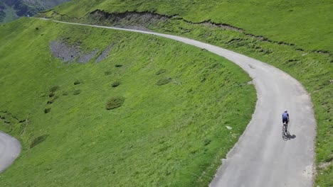 Drohnenaufnahme-Aus-Der-Luft,-Die-Einem-Einzelnen-Radfahrer-Folgt,-Der-Eine-Epische-Steigung-In-Den-Französischen-Pyrenäen-In-Angriff-Nimmt