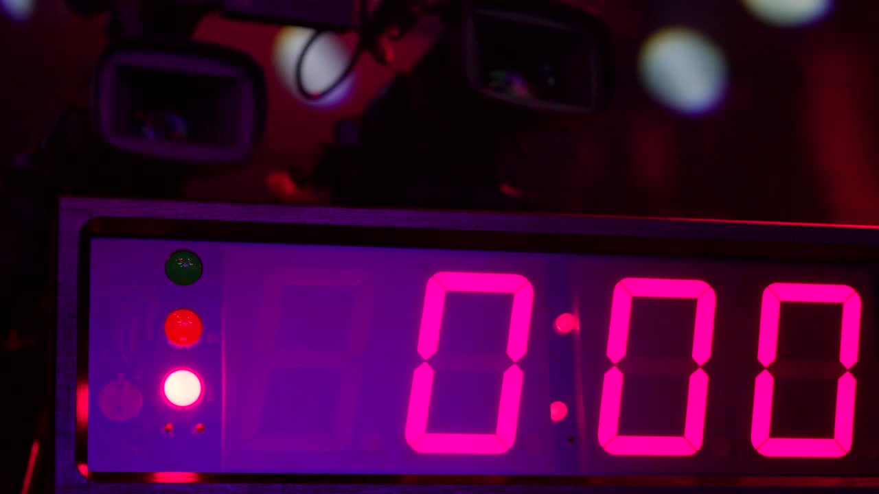 el gran reloj del temporizador en la pared dentro del edificio