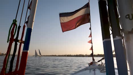 Nilsegelboot-Auf-Dem-Nil-In-Luxor-Bei-Sonnenuntergang-Im-Schönen-Und-Historischen-ägypten