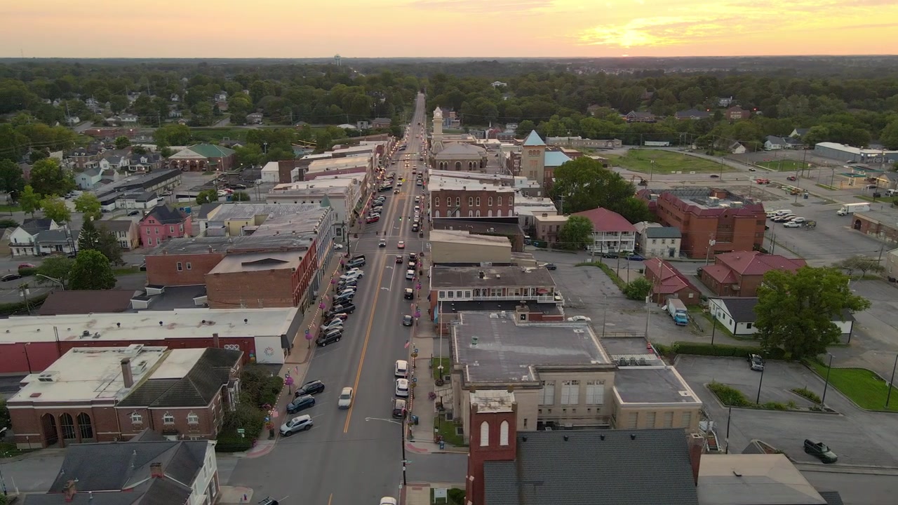 Via E Main nel centro di Georgetown, Kentucky, USA, con il tribunale della contea di Scott in vista.