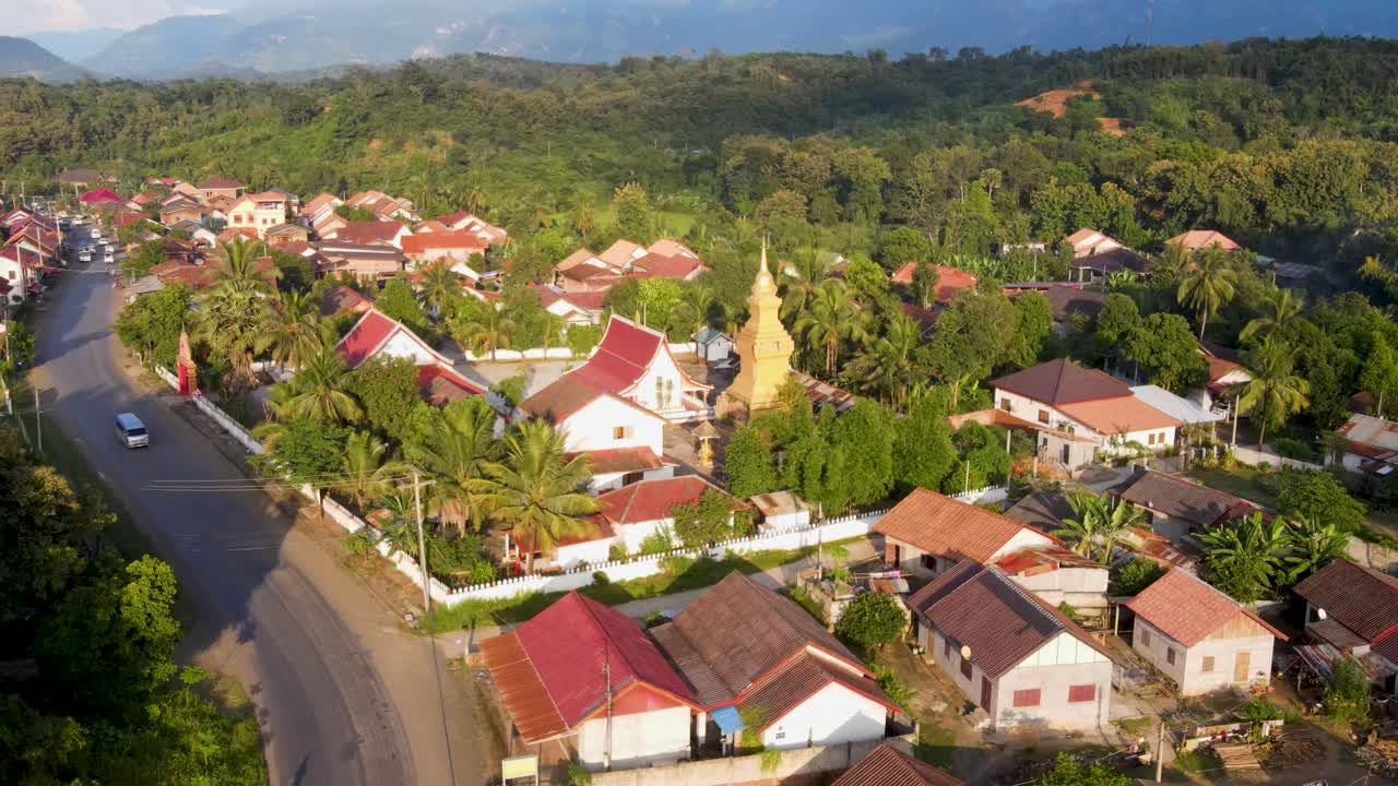Vista aerea panoramica di case di villaggi di campagna a Luang Prabang durante l'ora d'oro.