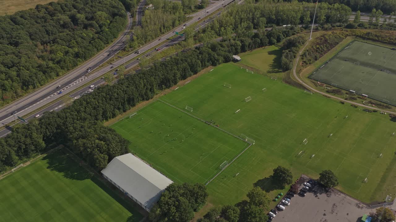 Panorama de drone do estádio de futebol de Brondby, Dinamarca — estádio e cidade