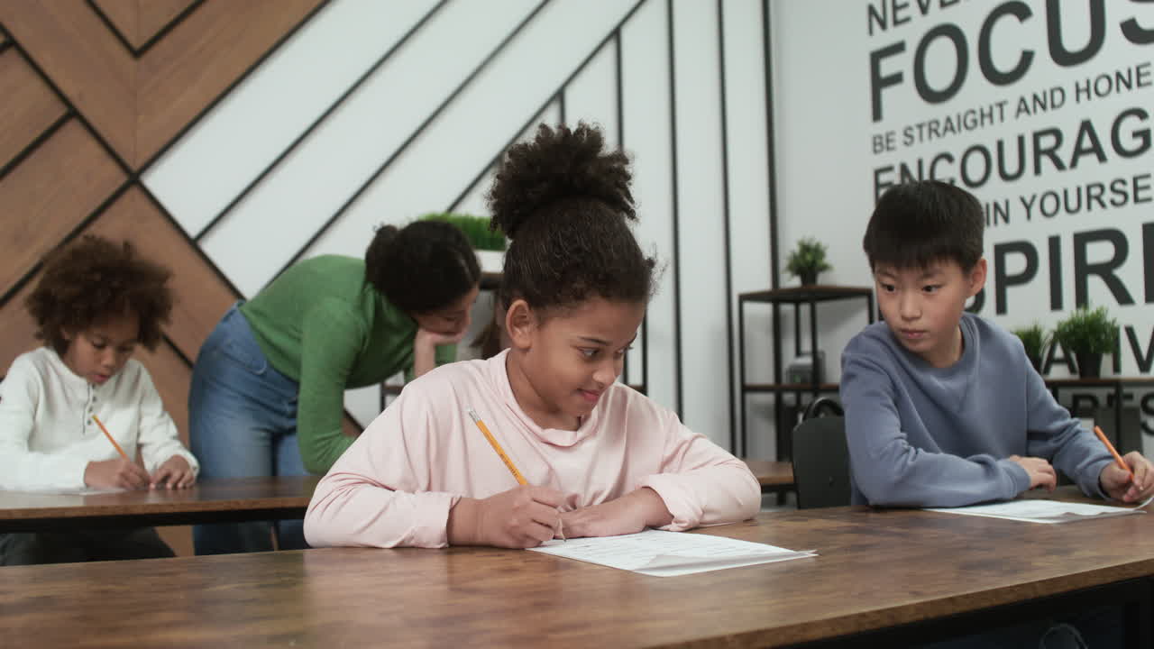 학교에 다니는 학생들