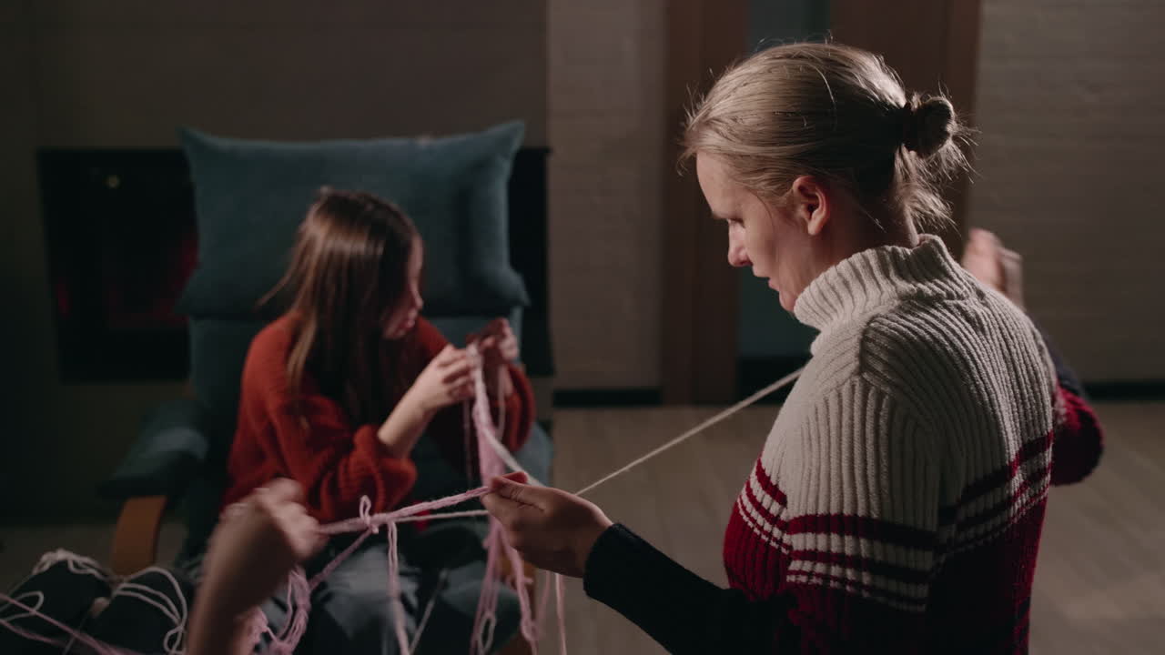 семья вместе занимается ремеслом