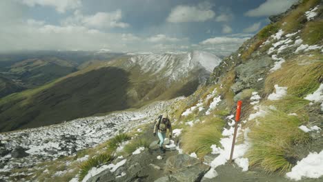 Frau-Wandert-Die-Steilen-Felsstufen-Des-Tiki-Trails-Am-Ben-Lomond-Mountain-Hinauf