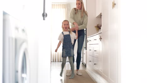 amor, baile y madre feliz con la niña