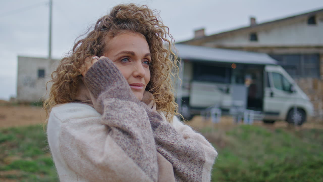 평온한 여자가 휴식을 취하고 캠핑 파크에서 가까이. 초상화 꿈꾸는 여자가 주말을 즐기고 있습니다.