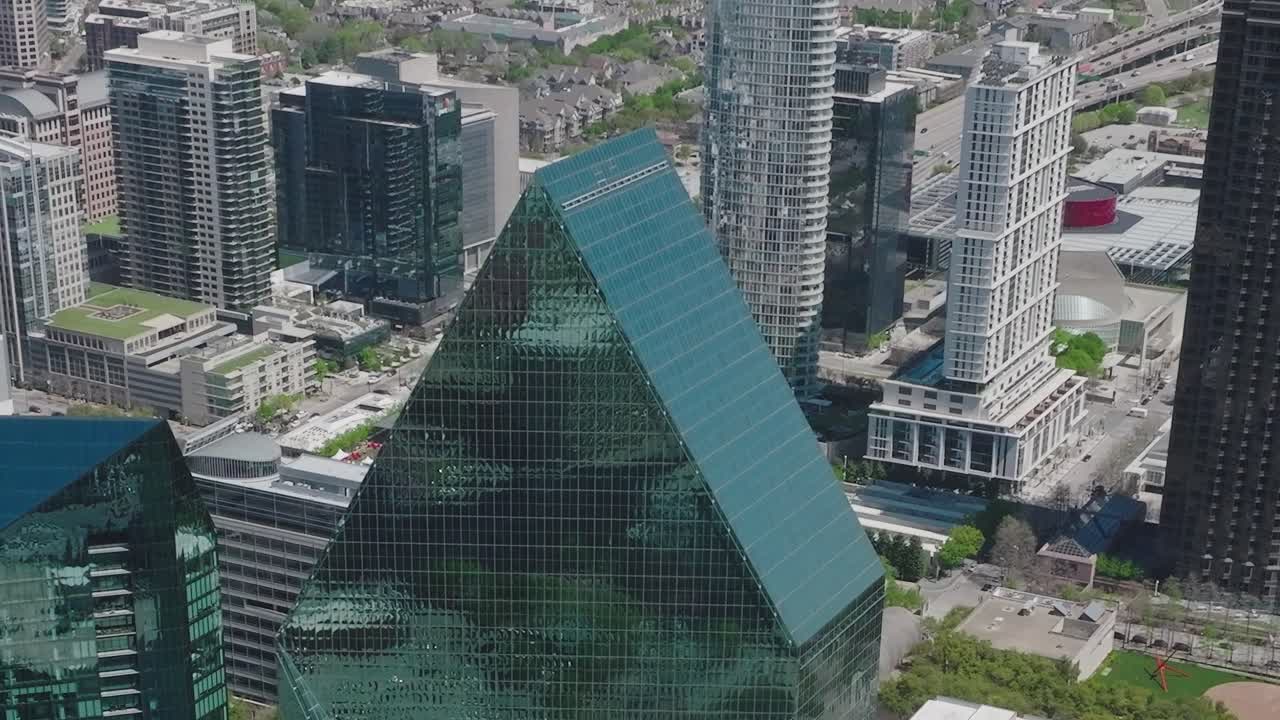 Vista do centro de Dallas com edifícios modernos e ruas movimentadas