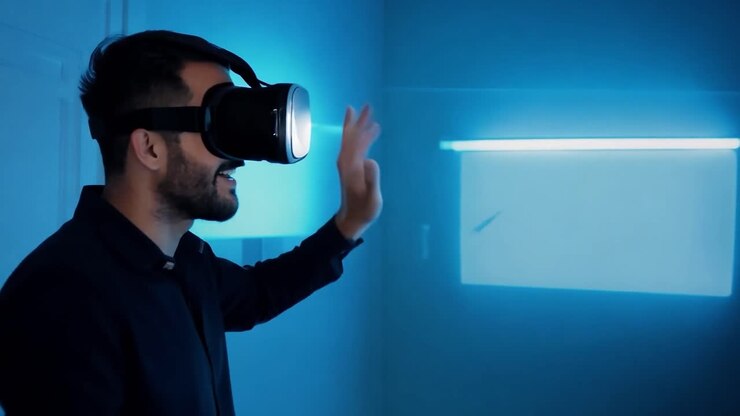 Un uomo con un visore VR è immerso in un mondo virtuale.