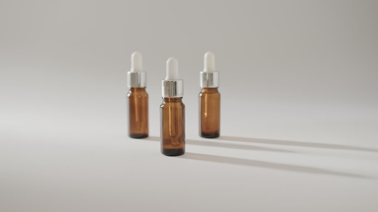 cerrar tres botellas de vidrio con bombas con espacio de copia en fondo blanco