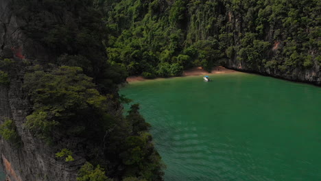 Alta-Vista-De-Drones-De-Una-Lancha-Rápida-Descansando-En-La-Playa-Desierta-En-La-Bahía-De-Pang-Na-En-La-Isla-De-Koh-Yao-Noi-En-Tailandia