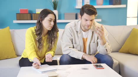 el joven esposo y la esposa planean el presupuesto.