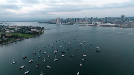 Vista-Aérea-Frente-Al-Mar-Sobre-La-Bahía-De-San-Diego-Y-El-Puerto-Deportivo