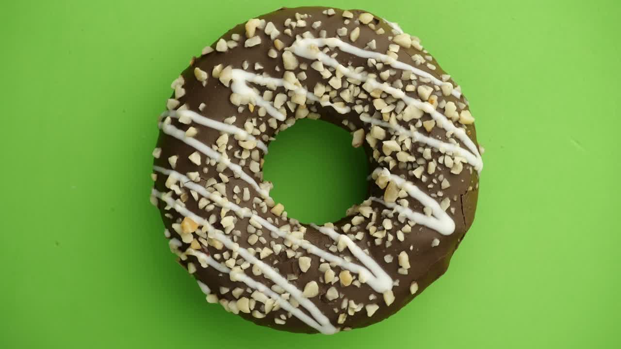 el donut glazado de primer plano.