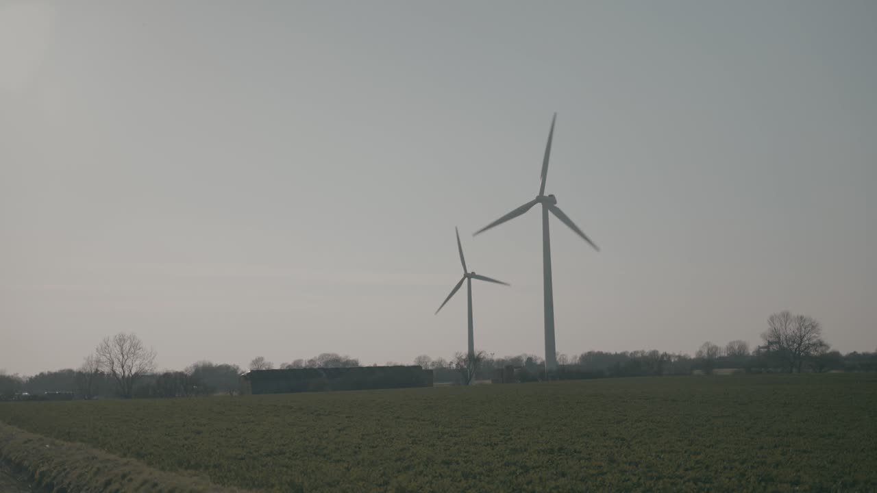 ветряная мельница, вращающаяся в замедленном движении