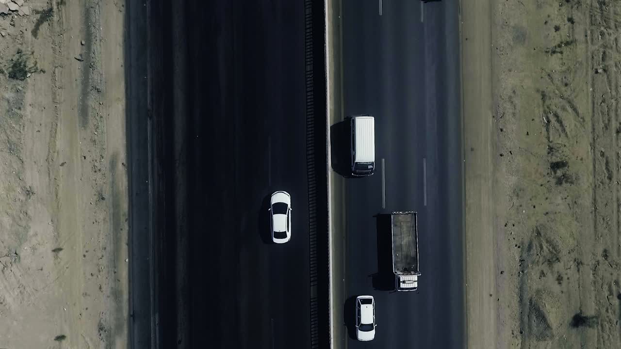 Et slow motion luftfoto oppefra af trafik, der bevæger sig på en motorvej i nordlige områder