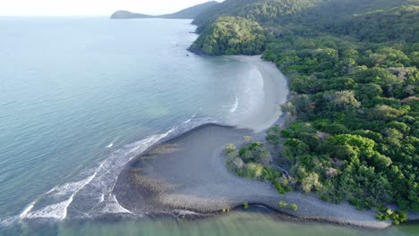 rivermouth en la costa de la tribulación del cabo en la selva tropical de daintree, norte de queensland, australia