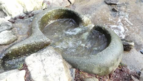 Río-Que-Fluye-A-Través-De-La-Cuenca-Desgastada-De-Piedra-Lisa-Erosionada-Primitivo-Capeado-Disparo-De-Mano