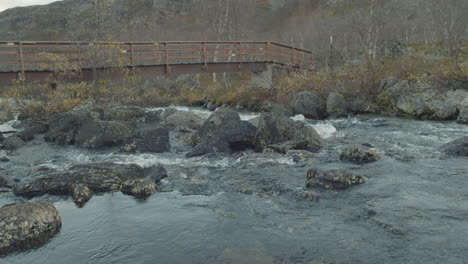 Der-Fluss-Fließt-In-Zeitlupe-Unter-Der-Brücke-Hindurch