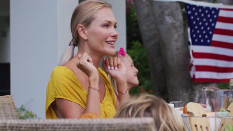 blanke vrouw die praat bij een familiefeest in de tuin