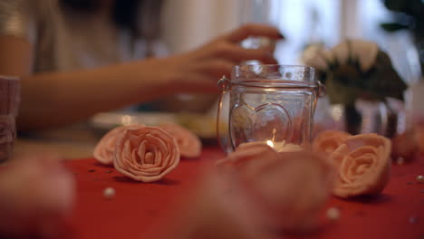 Cerca-De-La-Pareja-Romántica-Disfrutando-De-La-Comida-Del-Día-De-San-Valentín