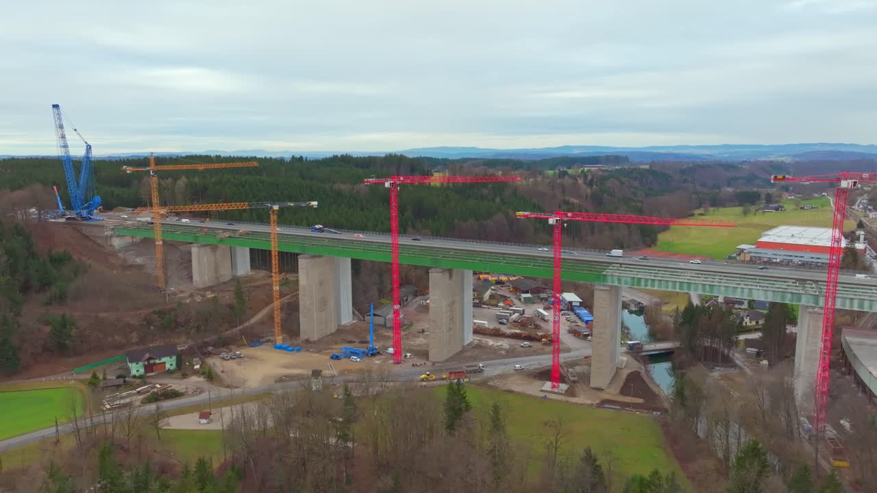 coches conduciendo a través del viejo puente de aurach junto al nuevo puente en construcción en regau, austria