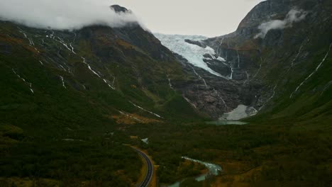 Drohne-Fliegt-Von-Einem-Norwegischen-Gletcher-Weg